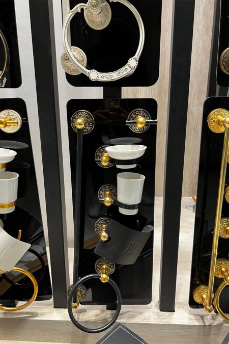 طقم إكسسوارات حمّام كلاسيكي أسود × ذهبي – 6 قطع